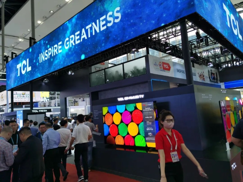 TCL展位前人头攒动。 TCL展位前人头攒动。