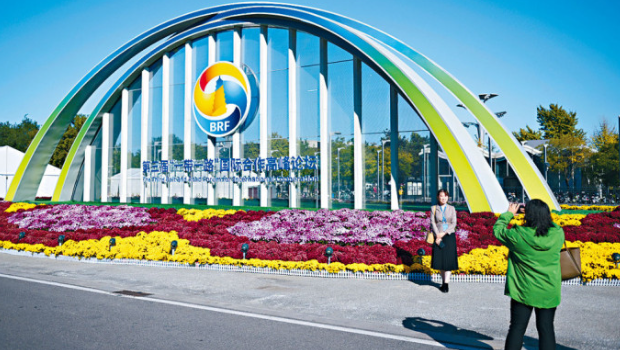 北京街头的“一带一路”高峰论坛宣传装饰。 北京街头的“一带一路”高峰论坛宣传装饰。