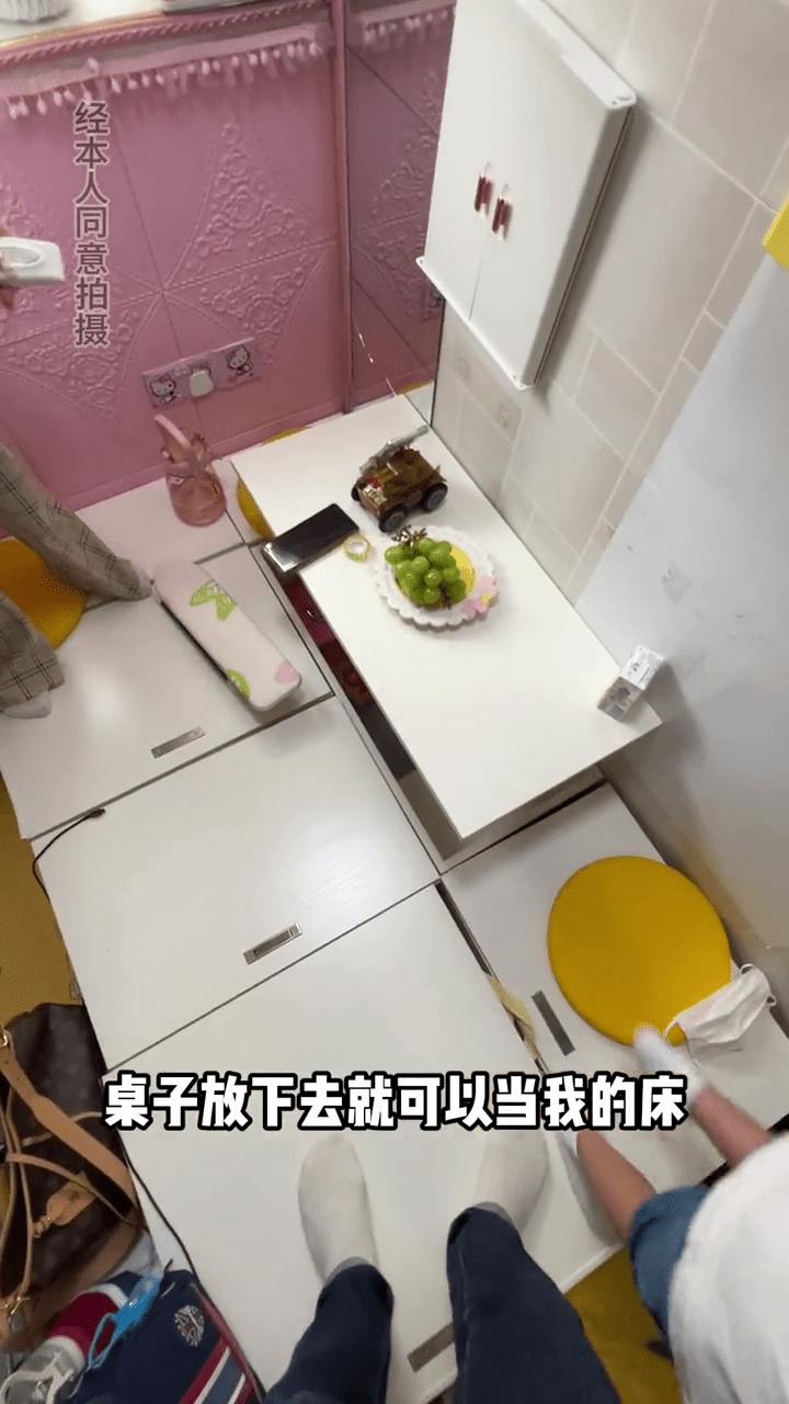 升降的餐桌降下时则可以作睡床用。 升降的餐桌降下时则可以作睡床用。