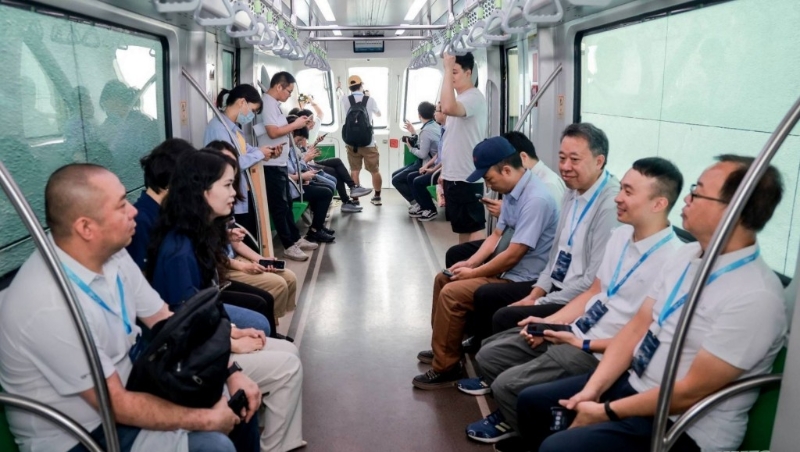 香港传媒试乘全自动驾驶的云巴。 香港传媒试乘全自动驾驶的云巴。