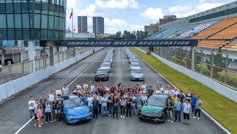 翌日传媒乘车前赴珠海赛车场,赛道上停放近20辆比亚迪海豹电动车供试驾。 翌日传媒乘车前赴珠海赛车场,赛道上停放近20辆比亚迪海豹电动车供试驾。