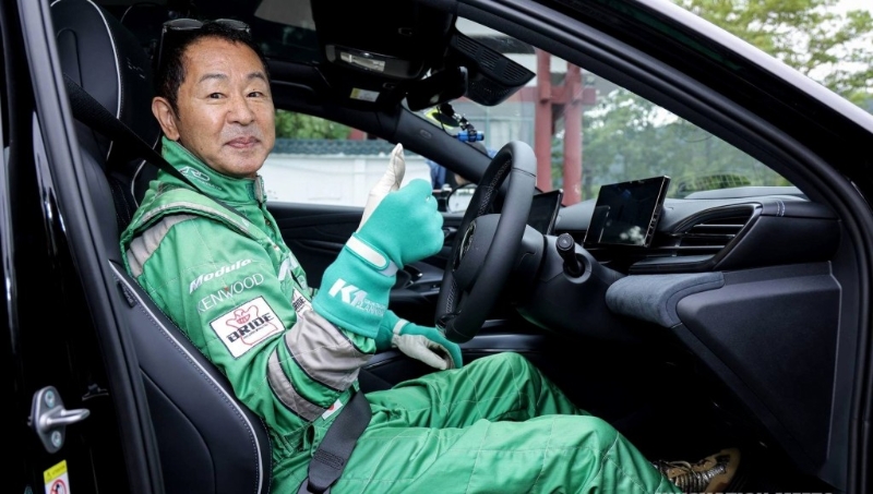 日本著名飘移车手土屋圭市。 日本著名飘移车手土屋圭市。