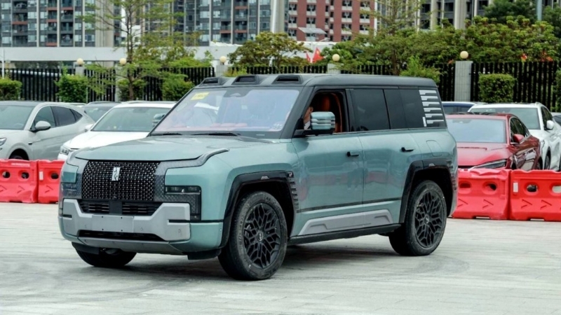 原地360度打转的仰望U8。 原地360度打转的仰望U8。