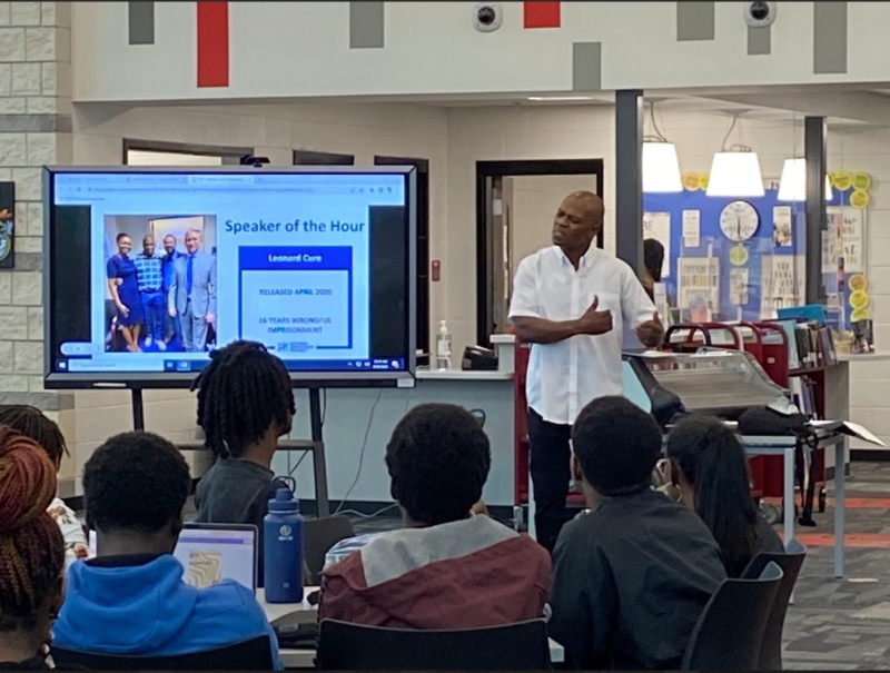 居尔向学生分享坚持司法公正的经历。Georgia Innocence Project