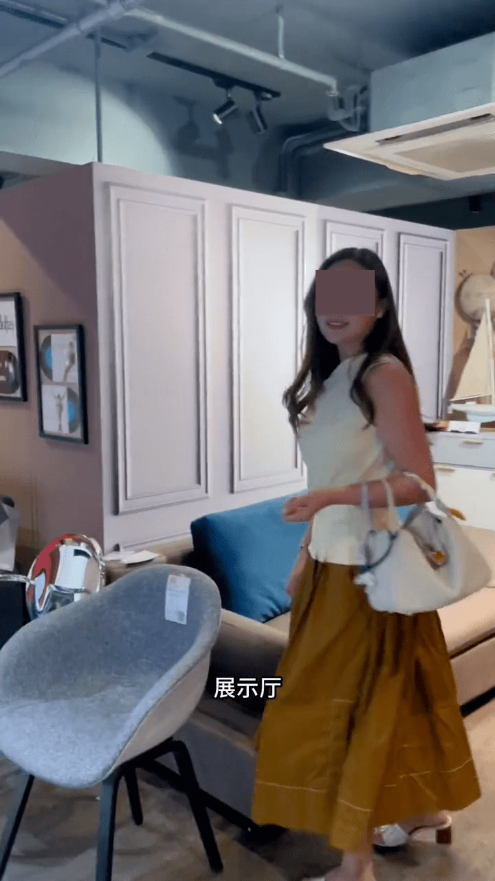 办公室旁有展示厅，原来丈夫在港从事家私零售。
