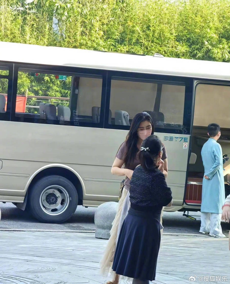 王祖贤突现身南京“真实身高太显眼”。 搜狐娱乐微博 王祖贤突现身南京“真实身高太显眼”。 搜狐娱乐微博