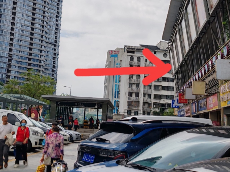 在莲塘过关，从2号线到景田站，转9号线坐一个站去梅景站，C出口便到达。