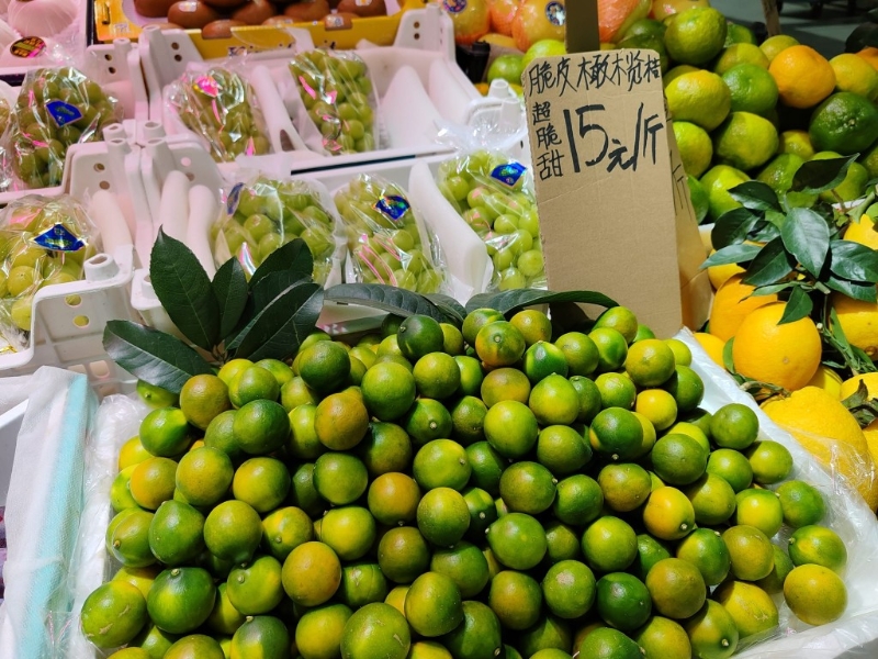 市场云集全国多个产区的水果。
