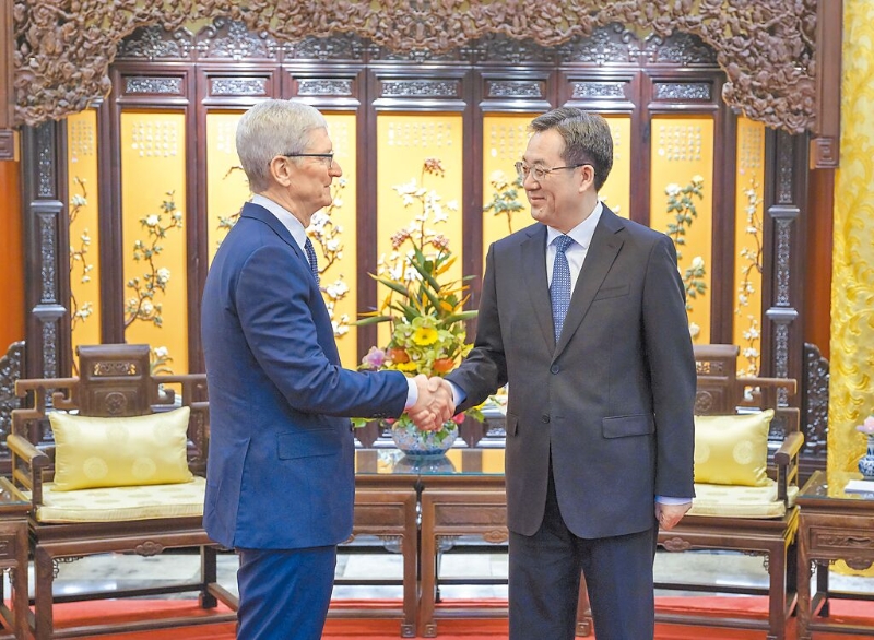 美国苹果公司执行长库克（左）访问中国行程满档，19日在北京会见国务院副总理丁薛祥（右）。