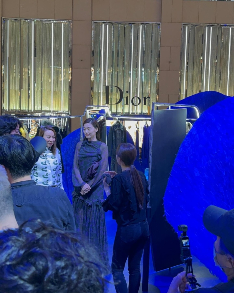 但没有与何超仪的合照,反而有离远拍全智贤的照片。 但没有与何超仪的合照,反而有离远拍全智贤的照片。