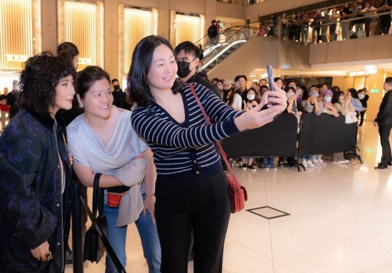 甚至与现场粉丝的合照。 甚至与现场粉丝的合照。