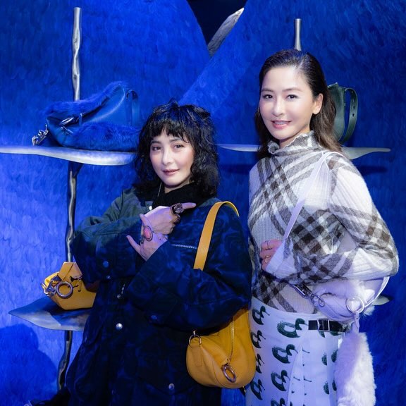 何超仪与名模周汶锜都有拍照。 何超仪与名模周汶锜都有拍照。