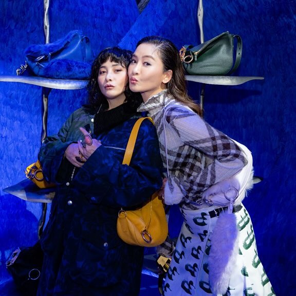 两人表现更亲昵! 两人表现更亲昵!