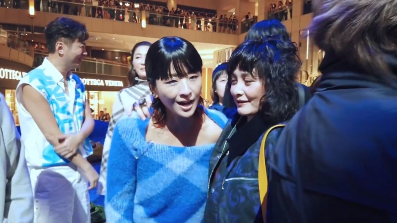 她一见到徐濠萦就趋前搭着对方肩膀。 她一见到徐濠萦就趋前搭着对方肩膀。