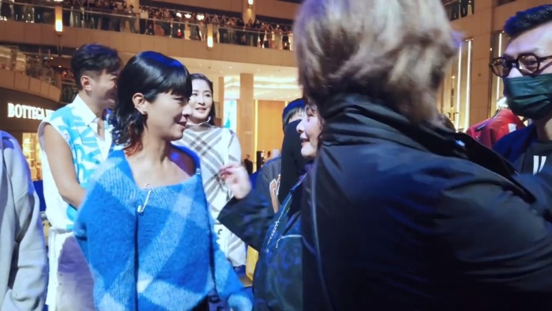 之后两人寒暄了几句。 之后两人寒暄了几句。