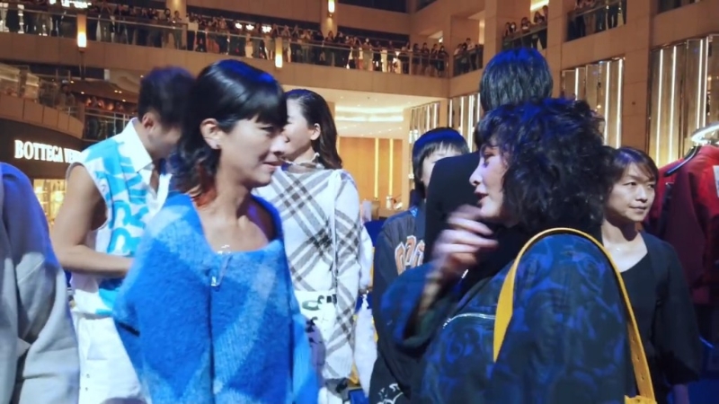 徐濠萦显得比较拘谨。 徐濠萦显得比较拘谨。