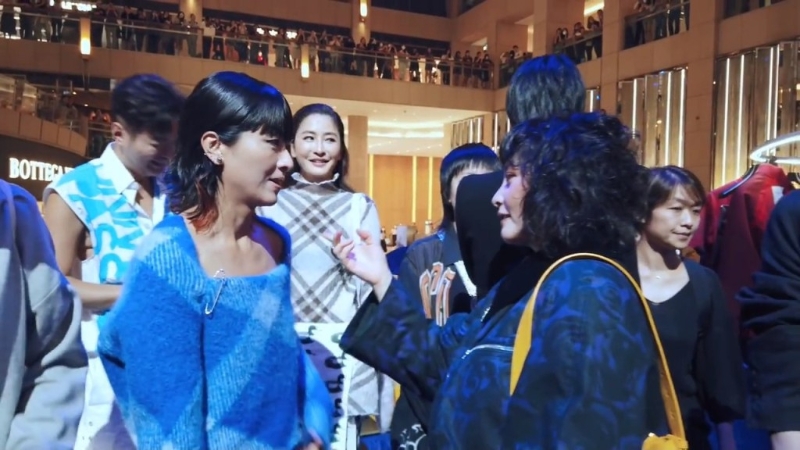 何超仪则比较多肢体动作。 何超仪则比较多肢体动作。