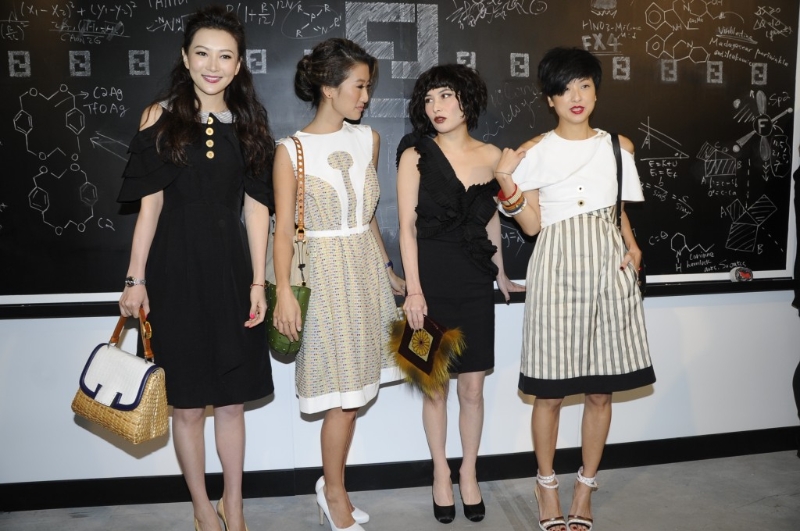 何超仪(右二)与徐濠萦(右一)以往经常孖公仔出席时装骚。 何超仪(右二)与徐濠萦(右一)以往经常孖公仔出席时装骚。