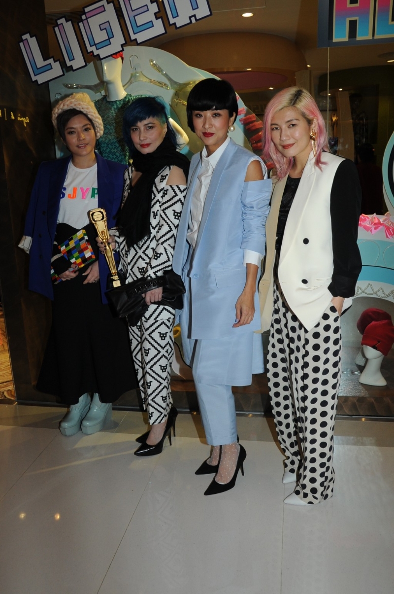 亦会与一班好友出席派对,庆祝她在《万千星辉颁奖典礼2014》凭《再战明天》赢得“最佳女配角”。 亦会与一班好友出席派对,庆祝她在《万千星辉颁奖典礼2014》凭《再战明天》赢得“最佳女配角”。