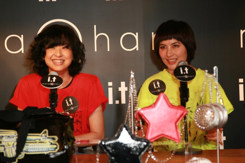 两位都是潮流达人。 两位都是潮流达人。