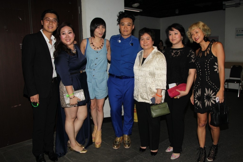 曾同场欣赏陈奕迅演唱会,何超仪(左三)更与胞姊何超蕸(右三)出席。 曾同场欣赏陈奕迅演唱会,何超仪(左三)更与胞姊何超蕸(右三)出席。