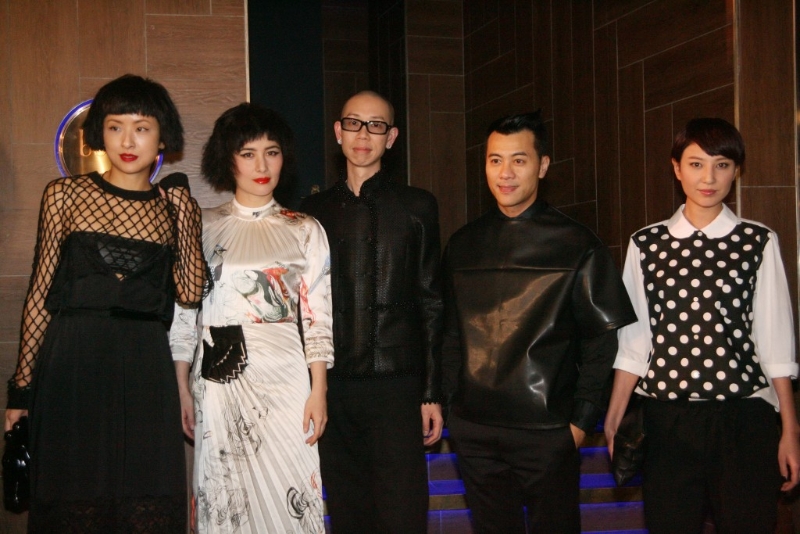 徐濠萦曾因上载一张陈子聪患病时消瘦的合照,遭何超仪指她有分享症。 徐濠萦曾因上载一张陈子聪患病时消瘦的合照,遭何超仪指她有分享症。