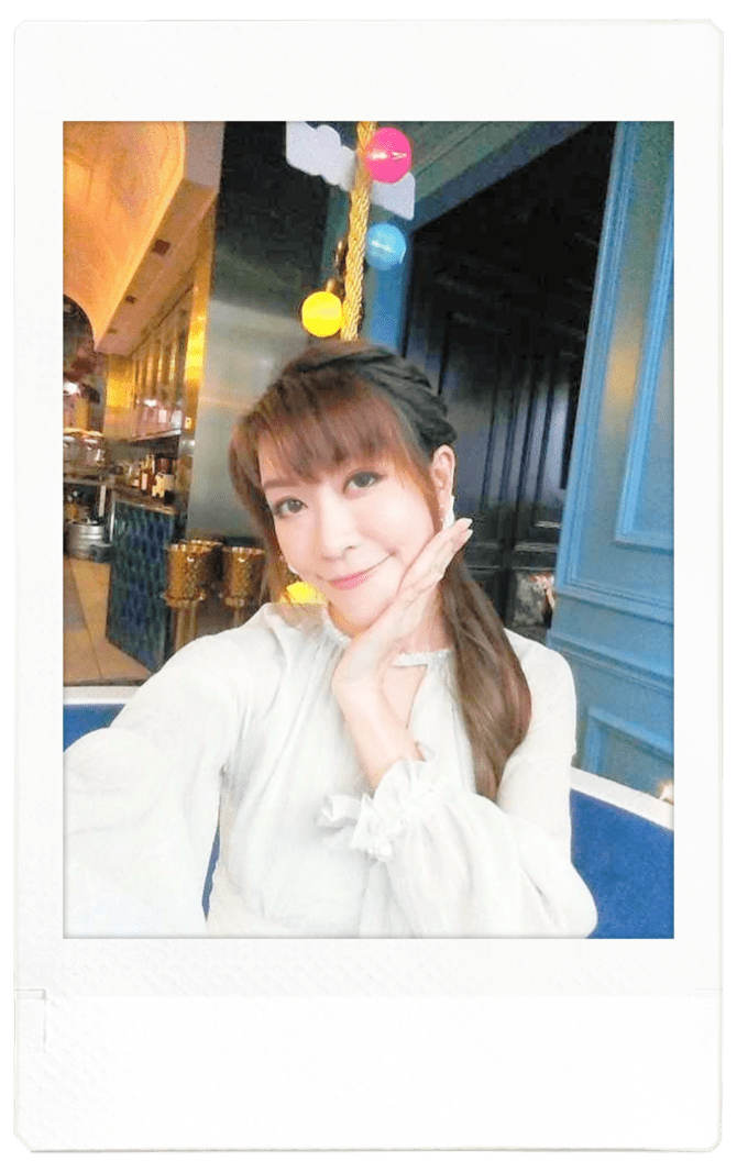 INSTAX Pal的相片储存到手机后，可以随时分享至社交平台。