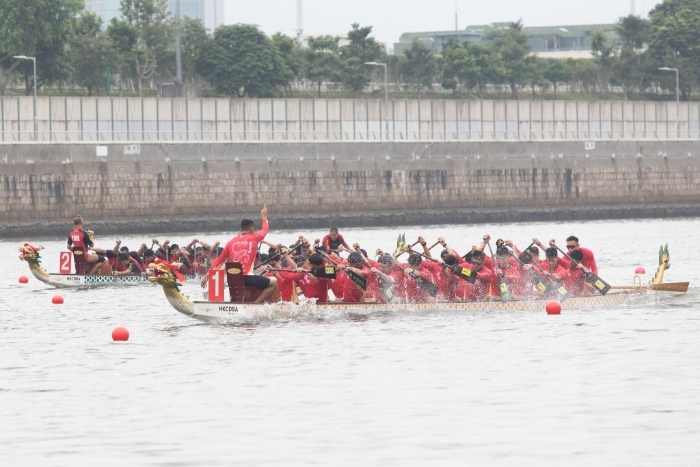 比赛项目包括龙舟。