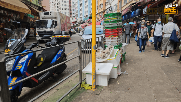 观塘瑞和街仍有少部分商铺将货篮放置在行人路上。