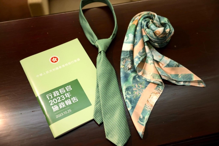 李家超表示会在宣读当日，与团队一同穿戴由香港知专设计学院（HKDI）师生携手设计制作的绿色领带和领巾。