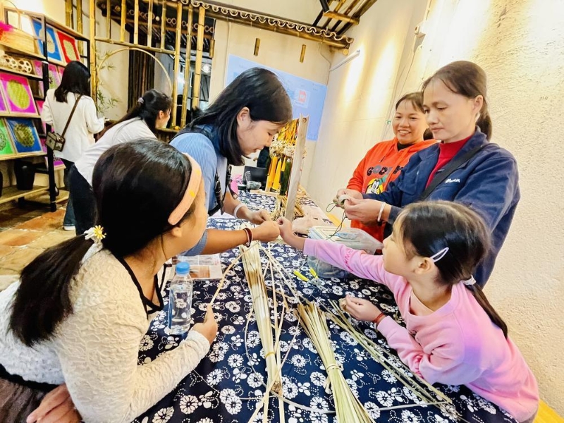 旧墟风情街上的竹编非遗工作坊吸引小朋友动手体验 旧墟风情街上的竹编非遗工作坊吸引小朋友动手体验