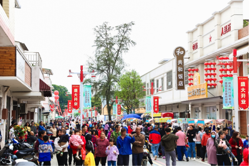 龙潭旧墟风情街试营业首日,大批村民游客闻讯前来体验 龙潭旧墟风情街试营业首日,大批村民游客闻讯前来体验