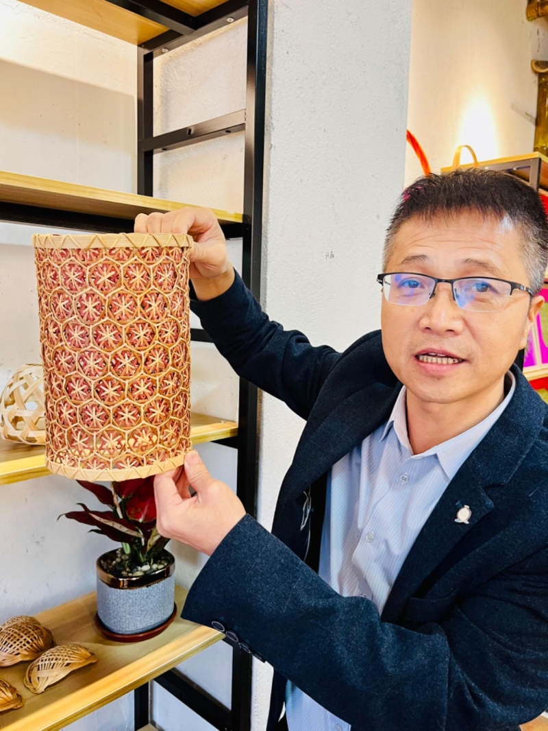 竹编非遗传承人夏永洪向记者展示竹编手工作品 竹编非遗传承人夏永洪向记者展示竹编手工作品