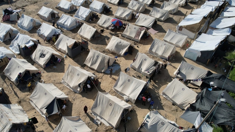 难民扎营露宿，人口密度过高引发卫生危机。