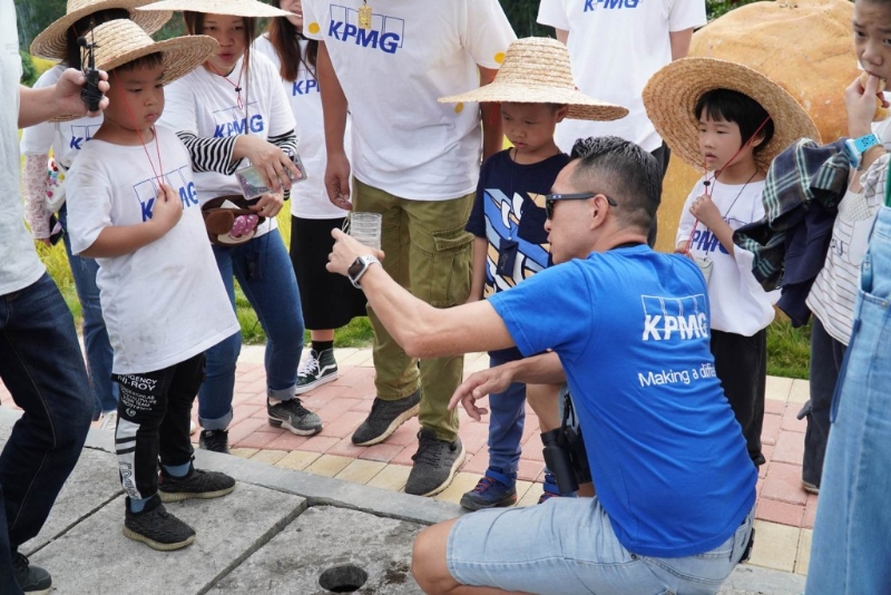 彭富强身体力行，亲身到万绿湖旁的村庄，为当地农民解决污水问题。