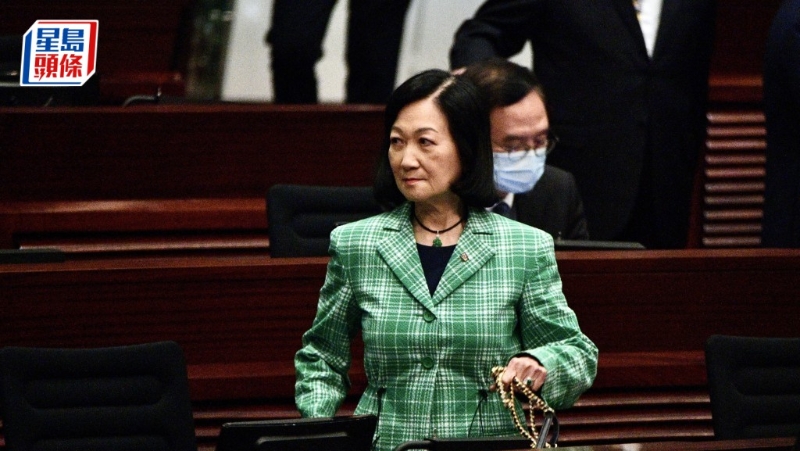 新民党叶刘淑仪穿上绿色套。 新民党叶刘淑仪穿上绿色套。