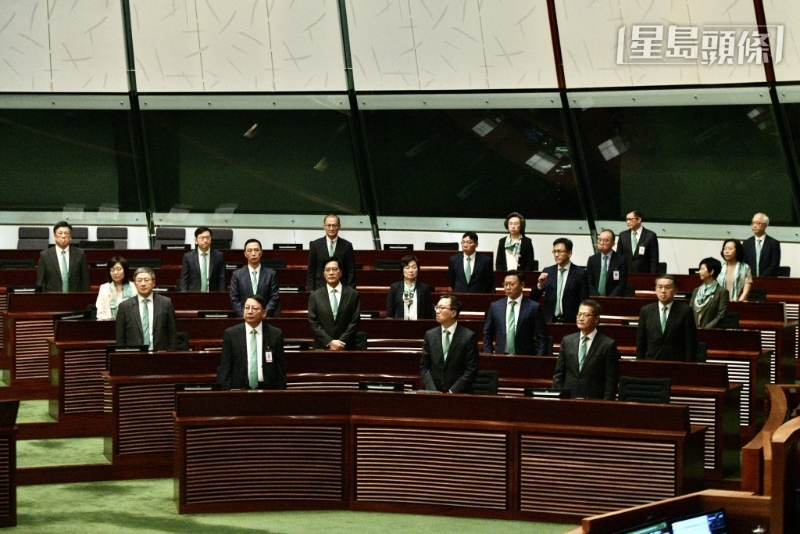 李家超与团队会一同穿戴由香港知专设计学院(HKDI)师生携手设计制作的绿色领带和领巾。 李家超与团队会一同穿戴由香港知专设计学院(HKDI)师生携手设计制作的绿色领带和领巾。