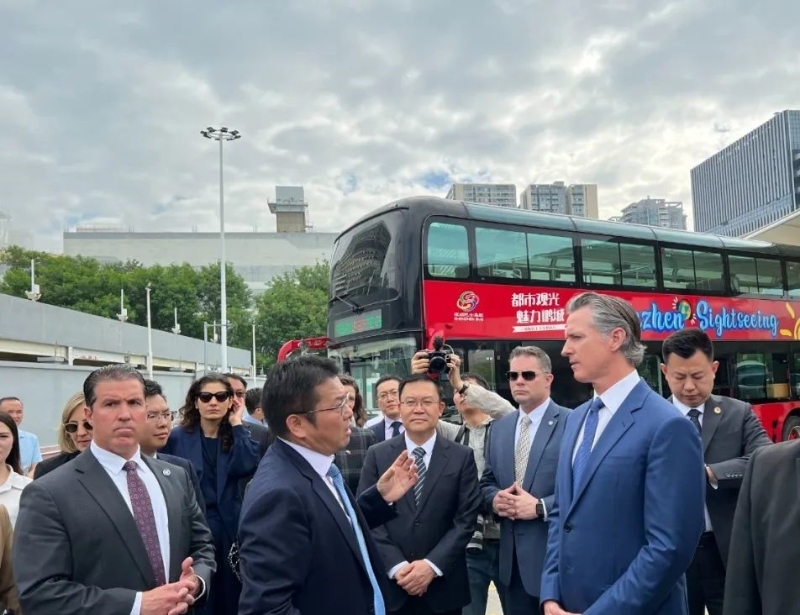 纽森较早前在深圳参观当地电动巴士营运。