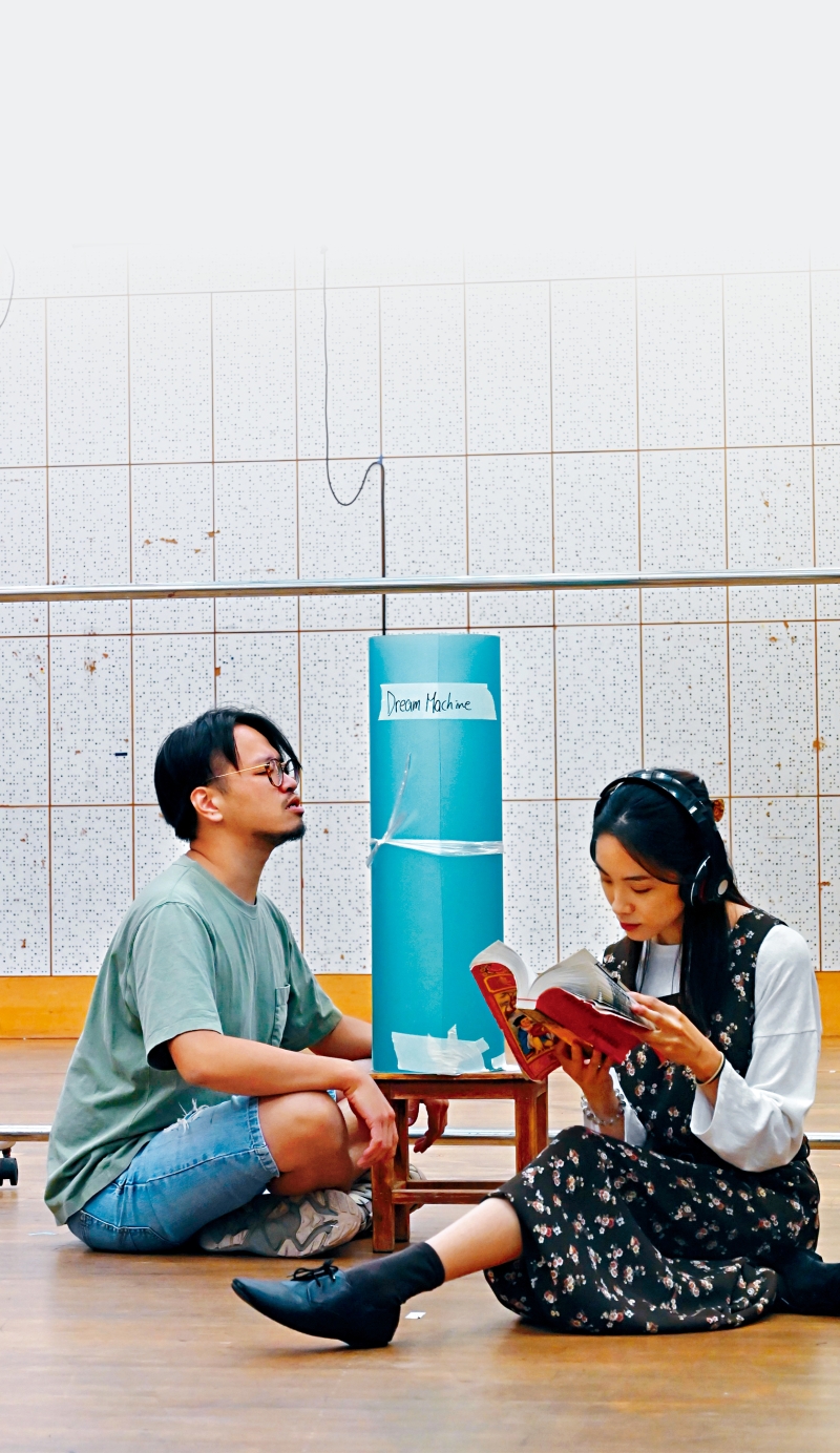 分别饰演导游马泰星和演员陈小燕的陈嘉乐(左)及麦静雯(右),是剧中十一个故事的「连系人」。 分别饰演导游马泰星和演员陈小燕的陈嘉乐(左)及麦静雯(右),是剧中十一个故事的「连系人」。