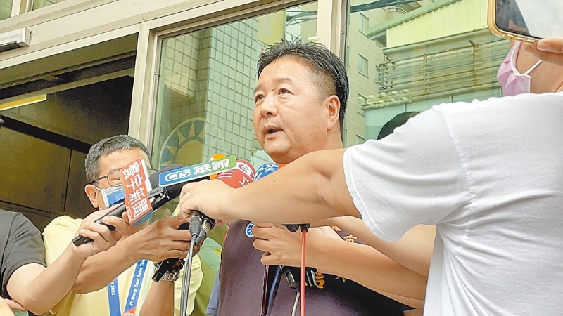 针对蓝白合议题,林金结(见图)在政论节目上提议用“掷筊定输赢”,让其他来宾都笑出声。 针对蓝白合议题,林金结(见图)在政论节目上提议用“掷筊定输赢”,让其他来宾都笑出声。