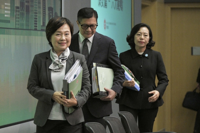 蔡若莲（左一）