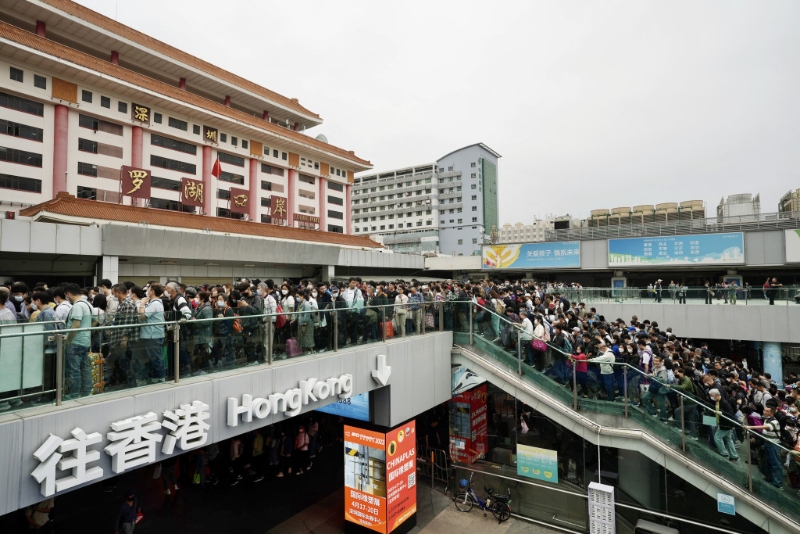 通关后越来越多港人北上深圳游玩。 通关后越来越多港人北上深圳游玩。