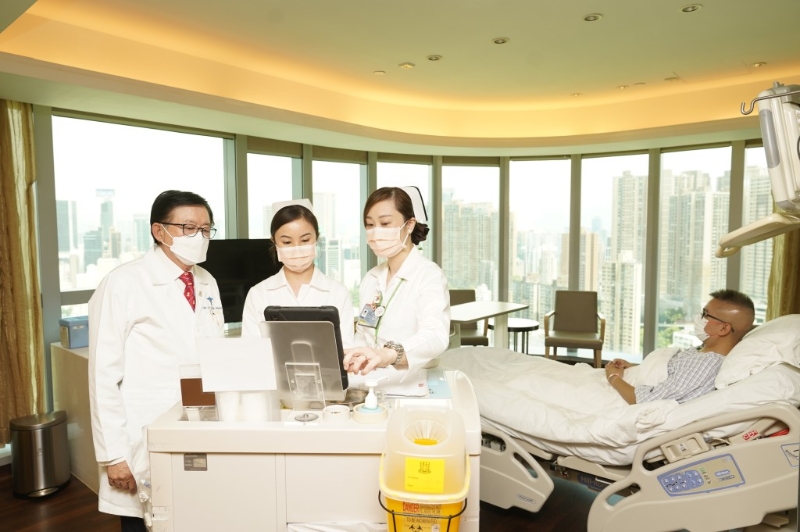 李维达医生表示,护士是医生的最佳伙伴,因此养和过去积极为护士提供培训,提升其专业知识和技术水平。 李维达医生表示,护士是医生的最佳伙伴,因此养和过去积极为护士提供培训,提升其专业知识和技术水平。