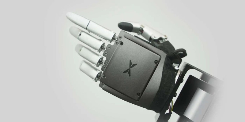 除了大步行走及直膝行走，PX5还有一双可灵活操作的巧手。