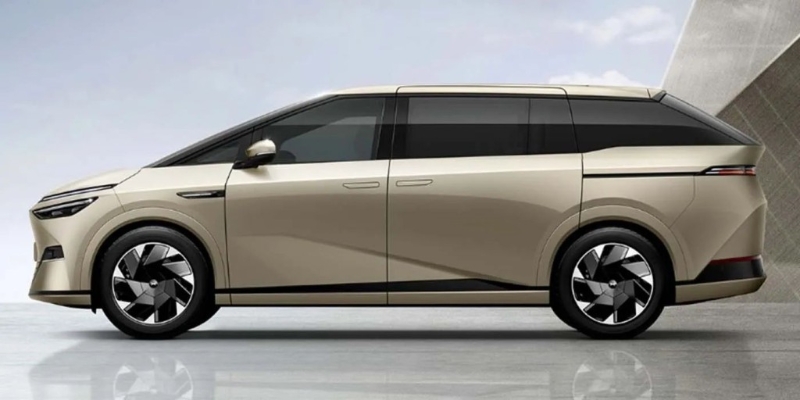 彩蛋形式登场电动MPV小鹏X9，支援后轮转向。