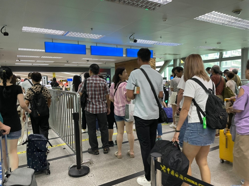 不少市民认为社会复常,应取消黑码过关。 不少市民认为社会复常,应取消黑码过关。