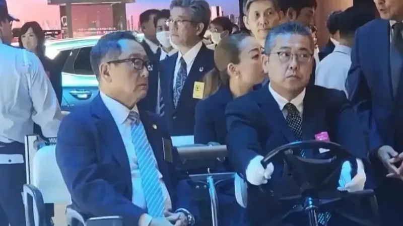 有现场网友拍到丰田汽车社长丰田章男（前左）路过比亚迪展台的一幕，显得面色凝重。