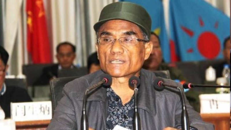 肖明亮1948年出生于云南保山，佤族，毕业于临沧卫生学校。