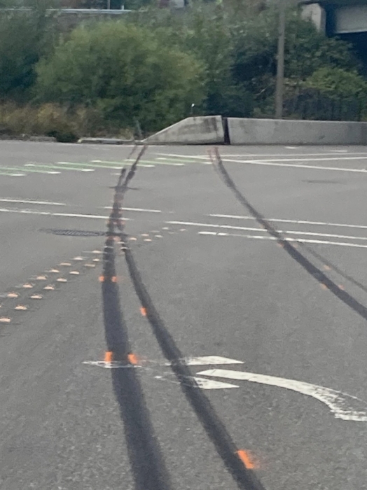 现场留下煞车痕。 现场留下煞车痕。