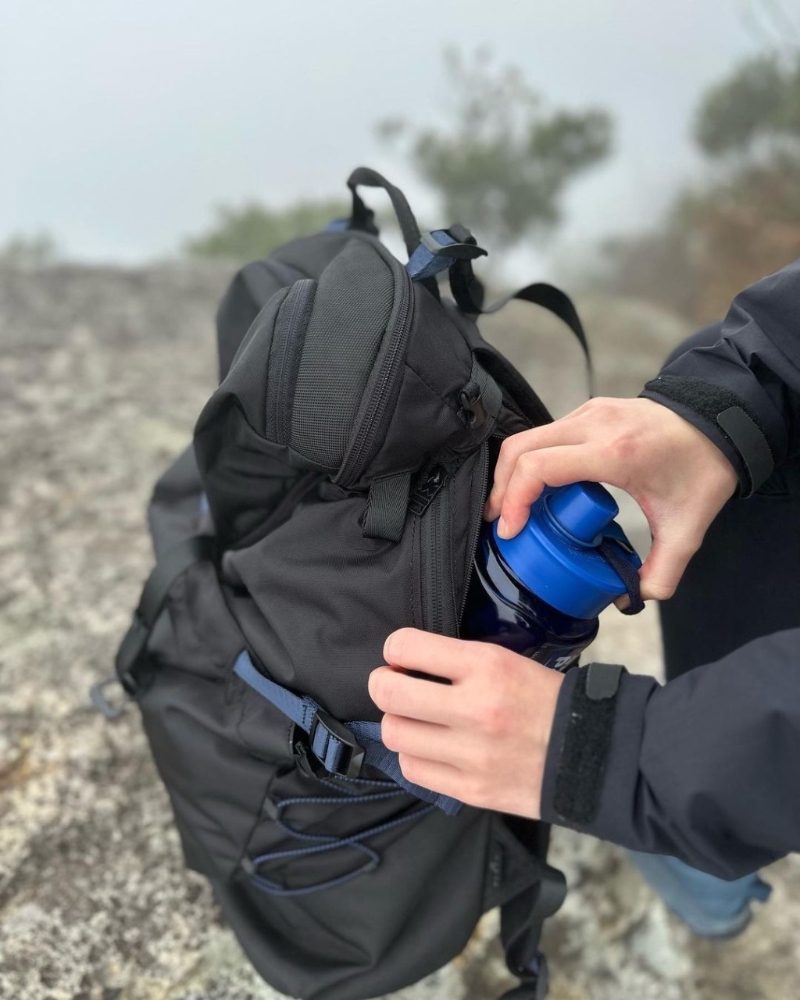 Dynamic大型号 Actualize系列背囊,采用NylonPlus® 再生海洋废料尼龙制成,配搭Opti 防水拉链及用于外部储存的弹性松紧系统。 (Doughnut) Dynamic大型号 Actualize系列背囊,采用NylonPlus® 再生海洋废料尼龙制成,配搭Opti 防水拉链及用于外部储存的弹性松紧系统。 (Doughnut)